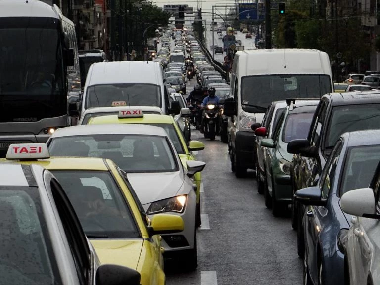 Η βροχή έφερε μποτιλιάρισμα – Χάος στους δρόμους
